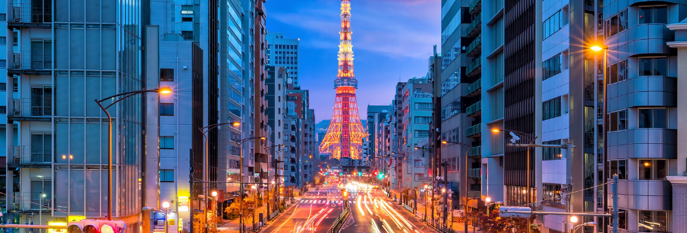 Calle iluminada de Tokio al anochecer, destino del seguro de viaje a 
Japón