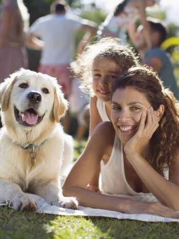 Imagen mujer niña perro