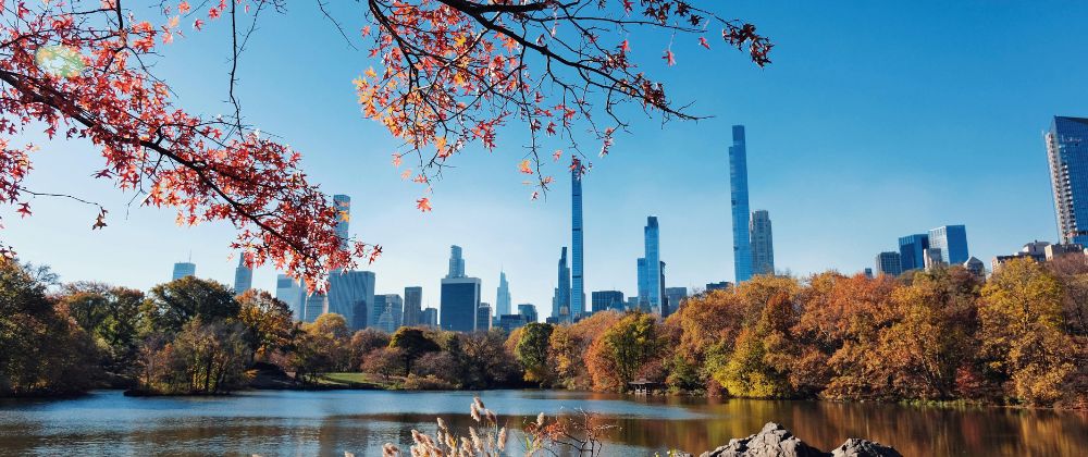 Viajera en Nueva York con seguro médico de viaje a Estados Unidos y asistencia 24/7