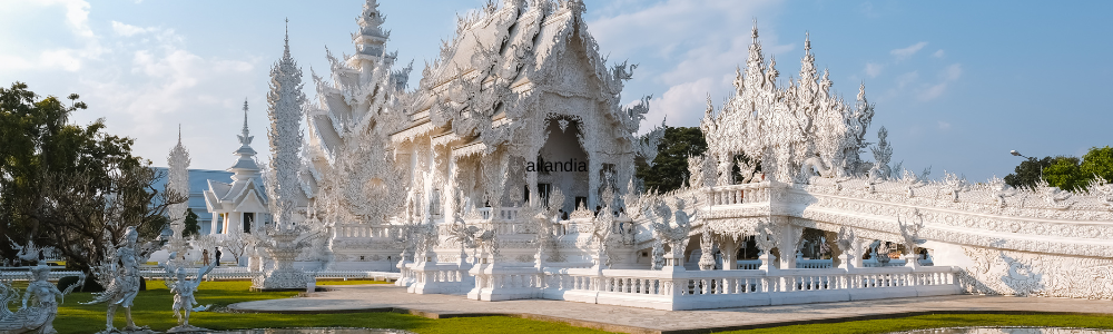 Templo Blanco (Wat Rong Khun) de Chiang Rai, con su fachada blanca tallada y reflejos plateados