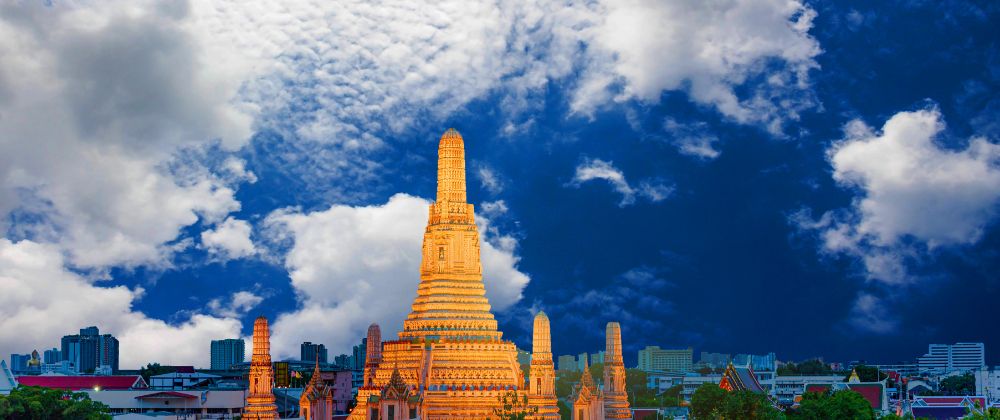 Templo Wat Arun al atardecer en Bangkok, inspiración para viajar protegido.