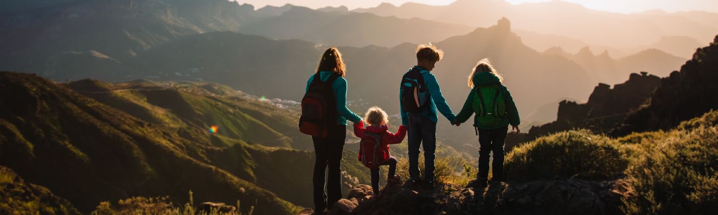 Persona viajando con seguridad y asistencia médica gracias al seguro de 
viaje con cobertura global de Iris Global
