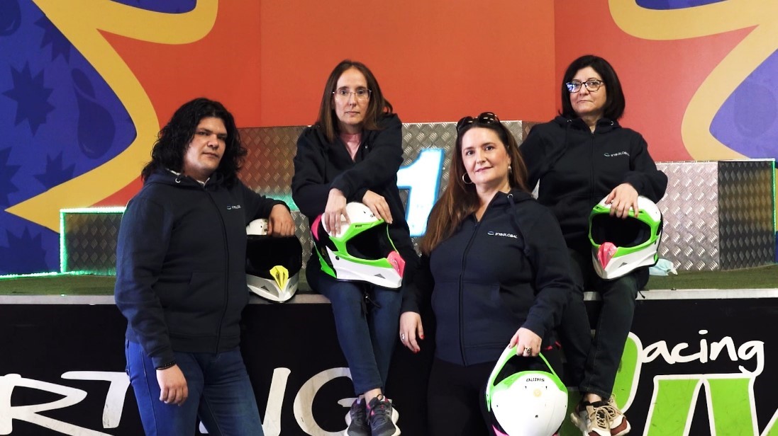 Líderes de los equipos finalistas del V Reto de Innovación de Iris Global, 
vestidos con llamativos trajes de pilotos de carreras, reflejando la temática 
de la edición.