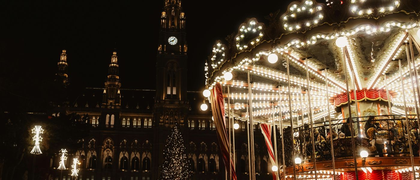 Mercadillo navideño en Europa durante el Puente de la Constitución con ambiente festivo y luces cálidas