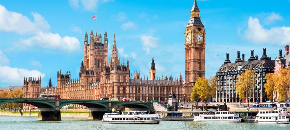 Pareja viajando a Londres con seguro de viaje de Iris Global, Big Ben de fondo