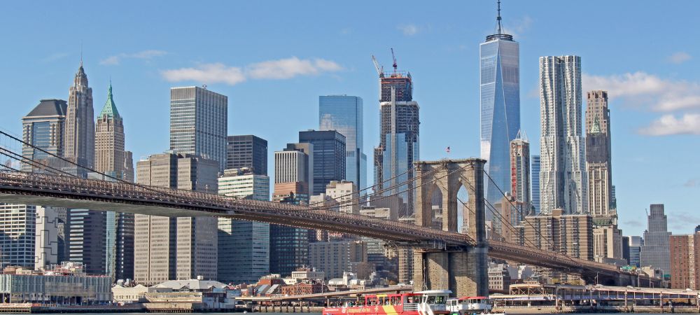 Viajero preparando su seguro de viaje antes de volar a Estados Unidos